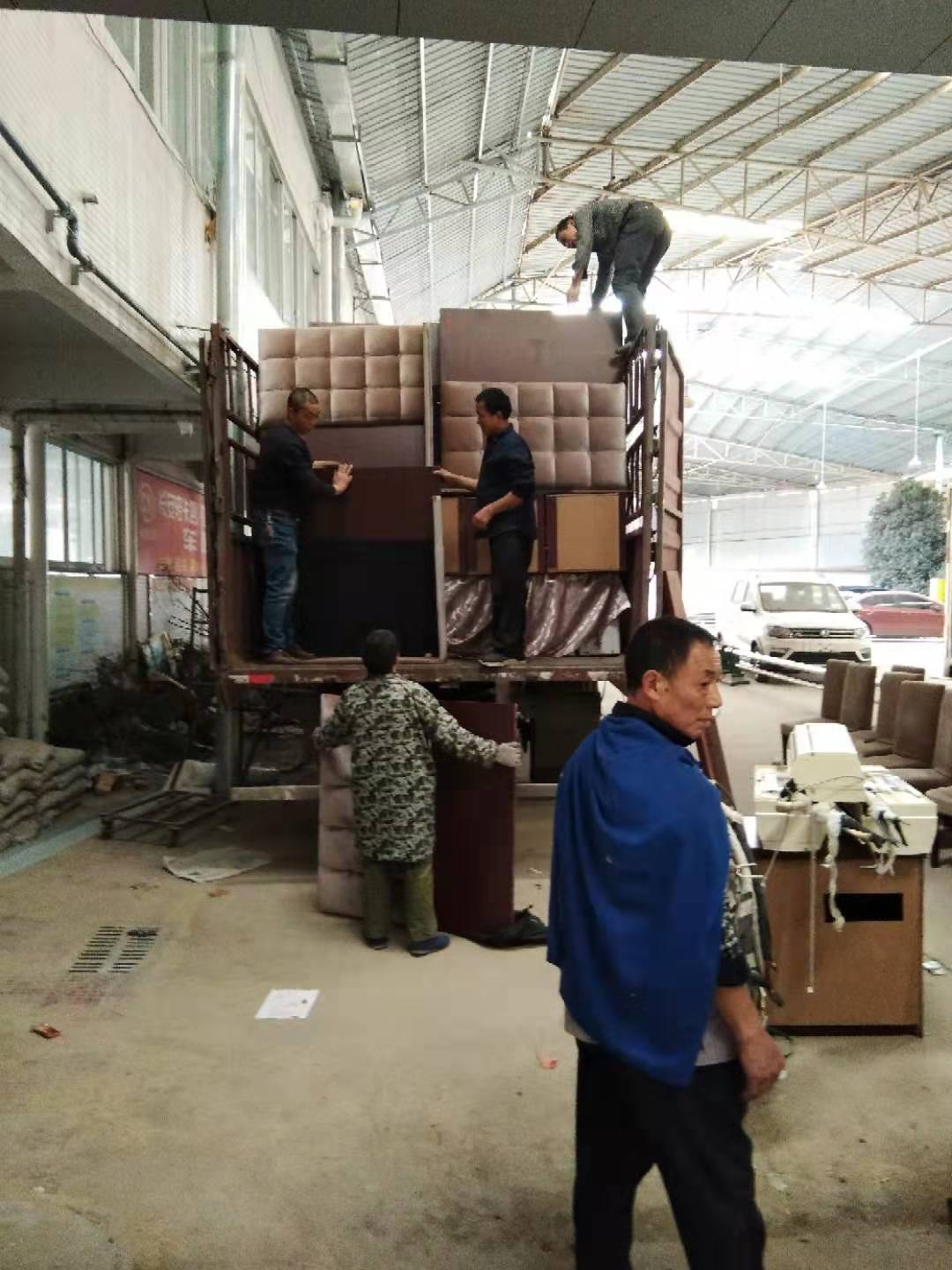2019年4月19日成都聚聪酒店货物搬迁于万州长安跨越隆豪汽车有限公司，该搬迁工程由万州恒发搬家承接并顺利完成！