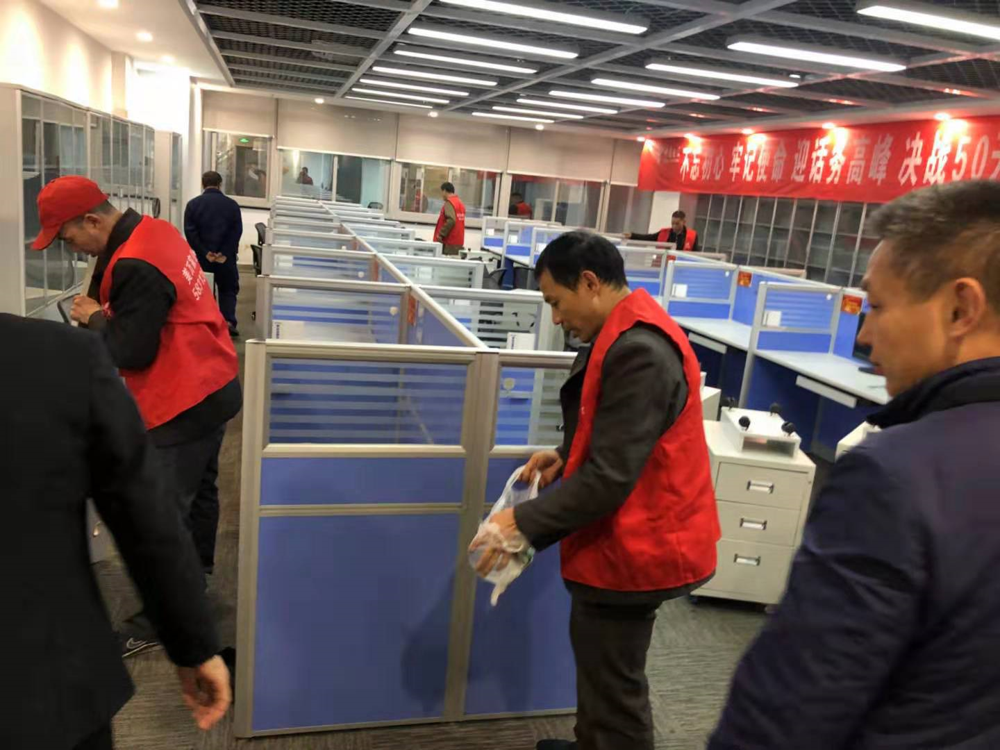 2019年11月12日五桥电信大楼办公室家具搬迁至重庆由万州恒发搬家承接并顺利完成！